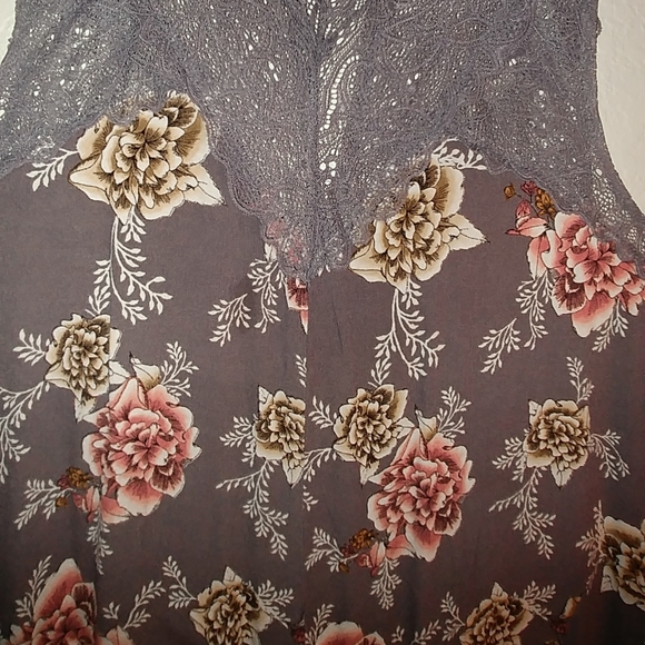 TORRID Sharkbite Floral Lace Top  Size 2 (18-20/ 2X) - Picture 5 of 12